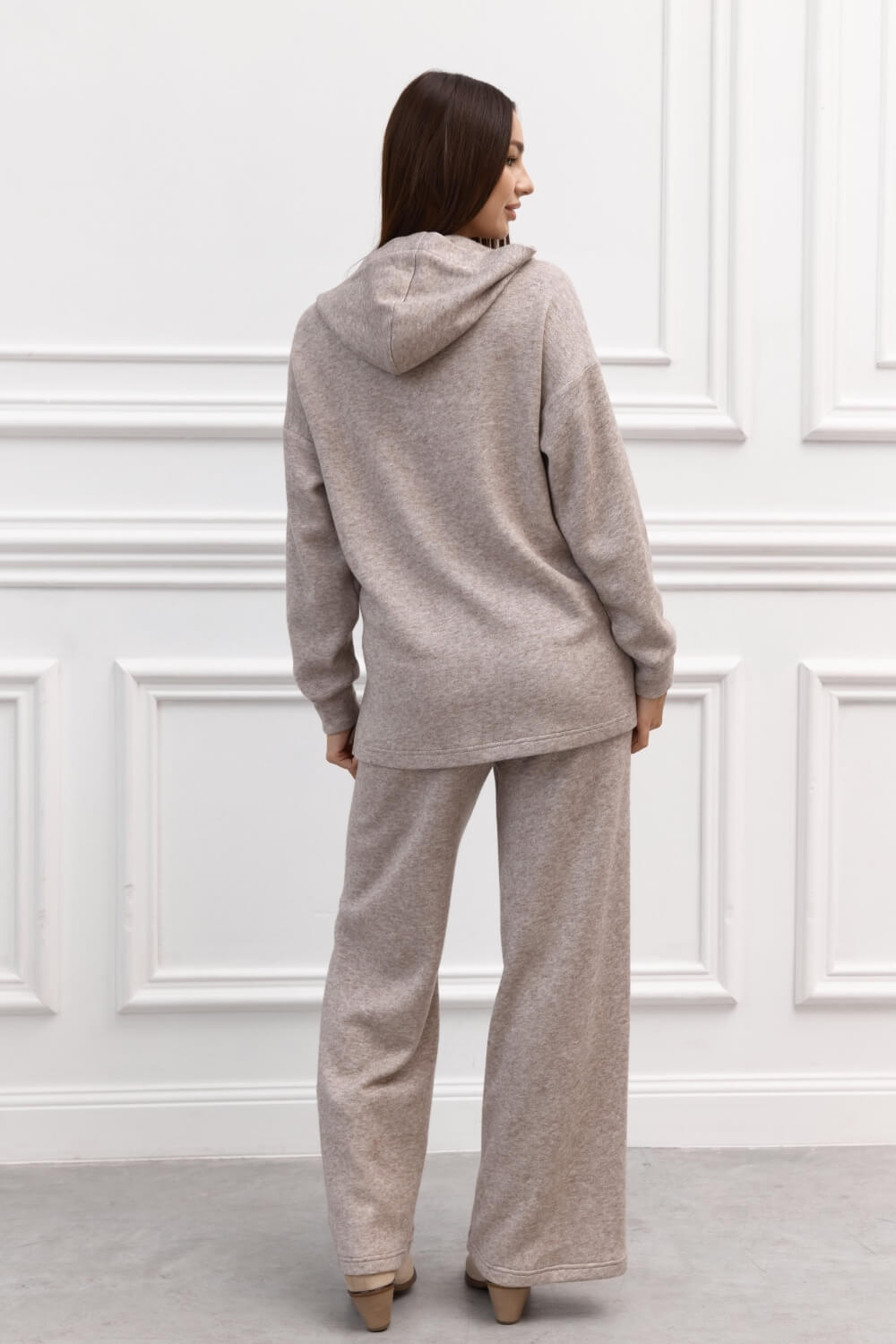 Bakside av beige DIANORA N sett med hettegenser og bukse
