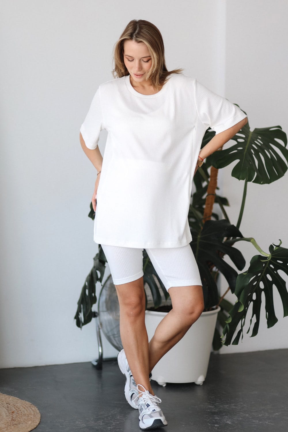 komfort mamma sett med t-skjorte og shorts i melkehvit for graviditet og amming