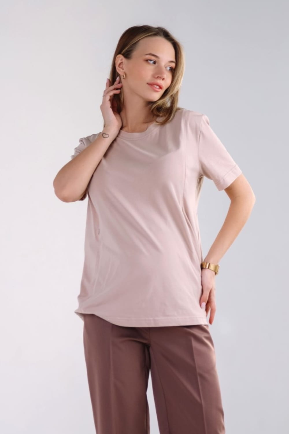 gravid- og amme-t-skjorte i beige for graviditet og amming