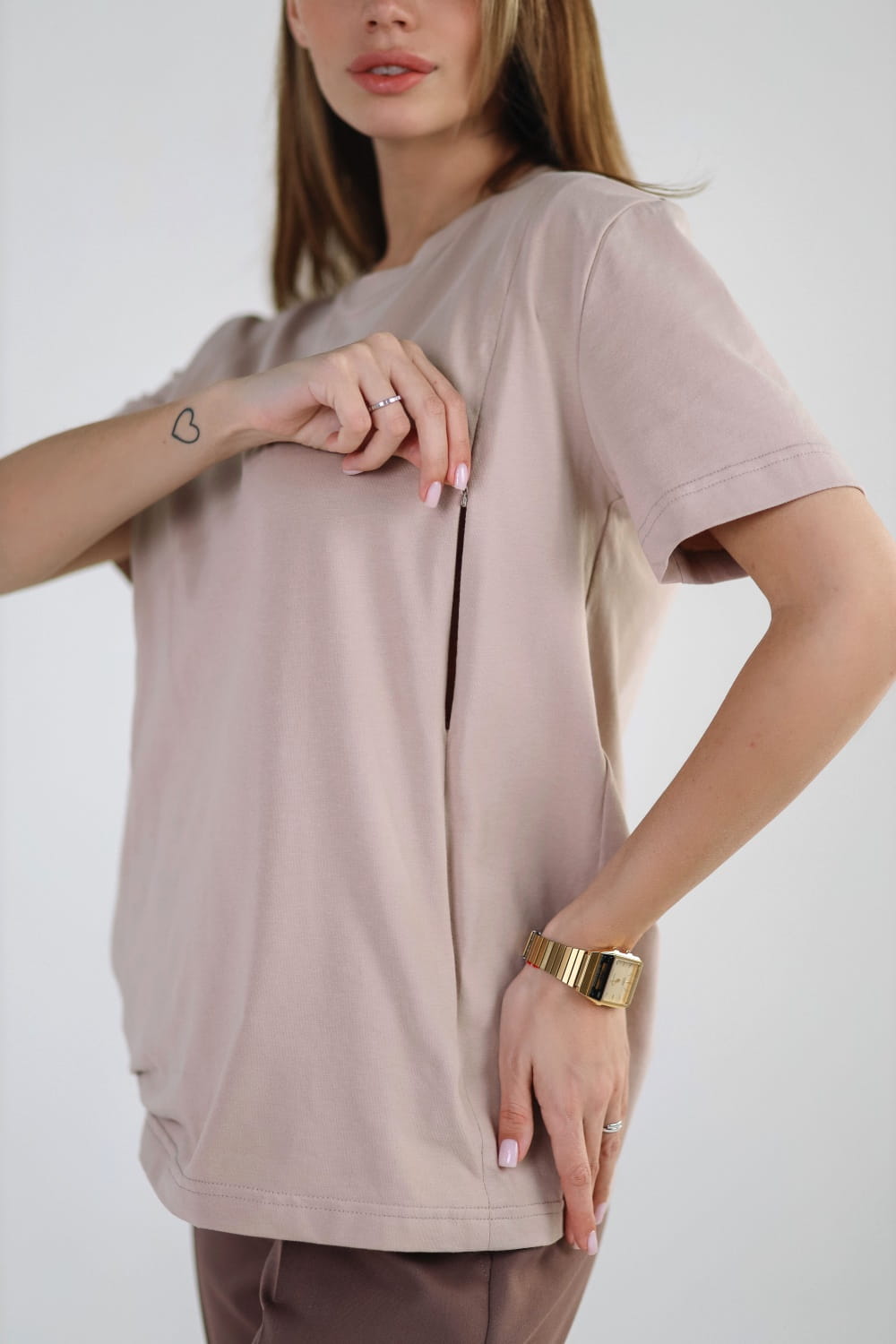 gravid- og amme-t-skjorte i beige for graviditet og amming