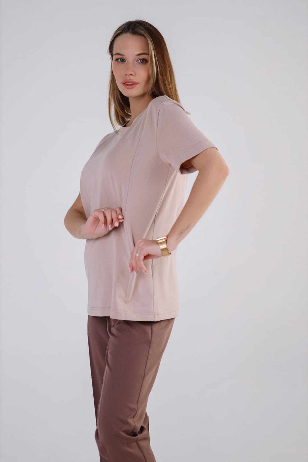 gravid- og amme-t-skjorte i beige for graviditet og amming