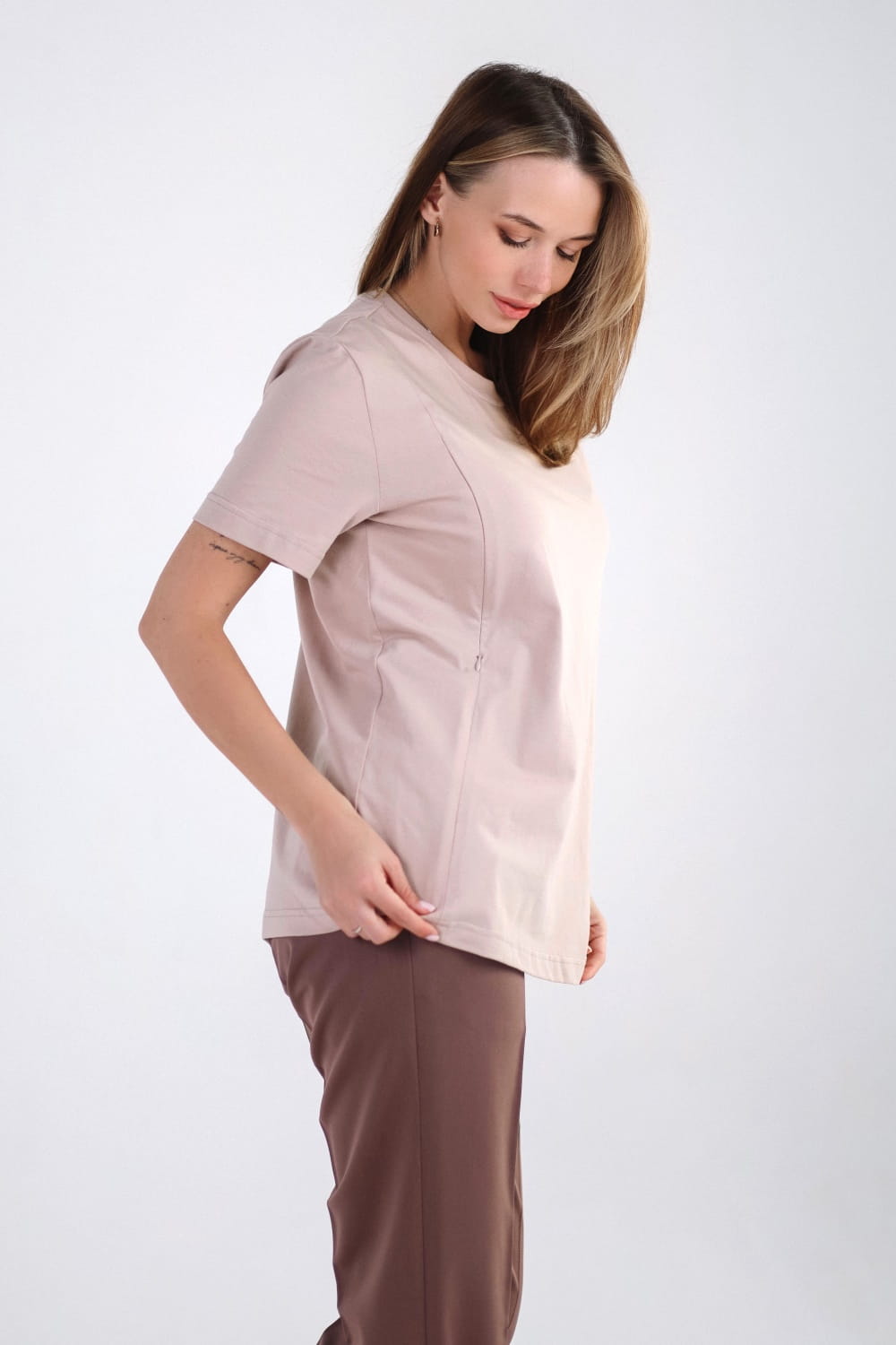 gravid- og amme-t-skjorte i beige for graviditet og amming