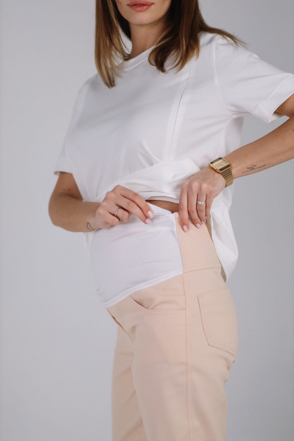 gravidjeans i lys beige for gravide