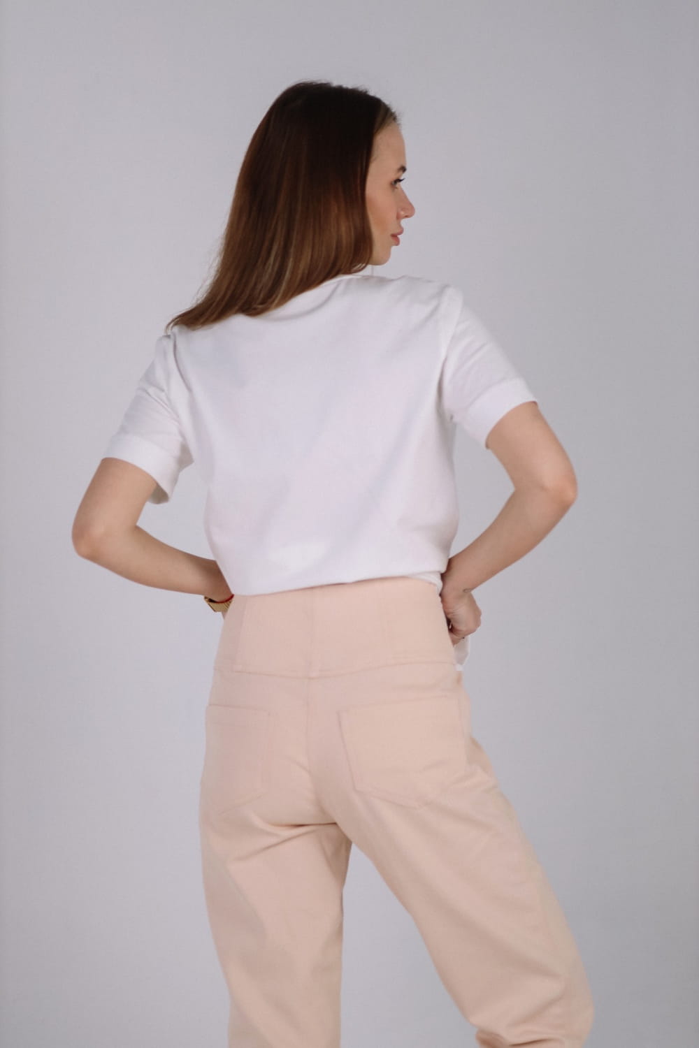 gravidjeans i lys beige for gravide
