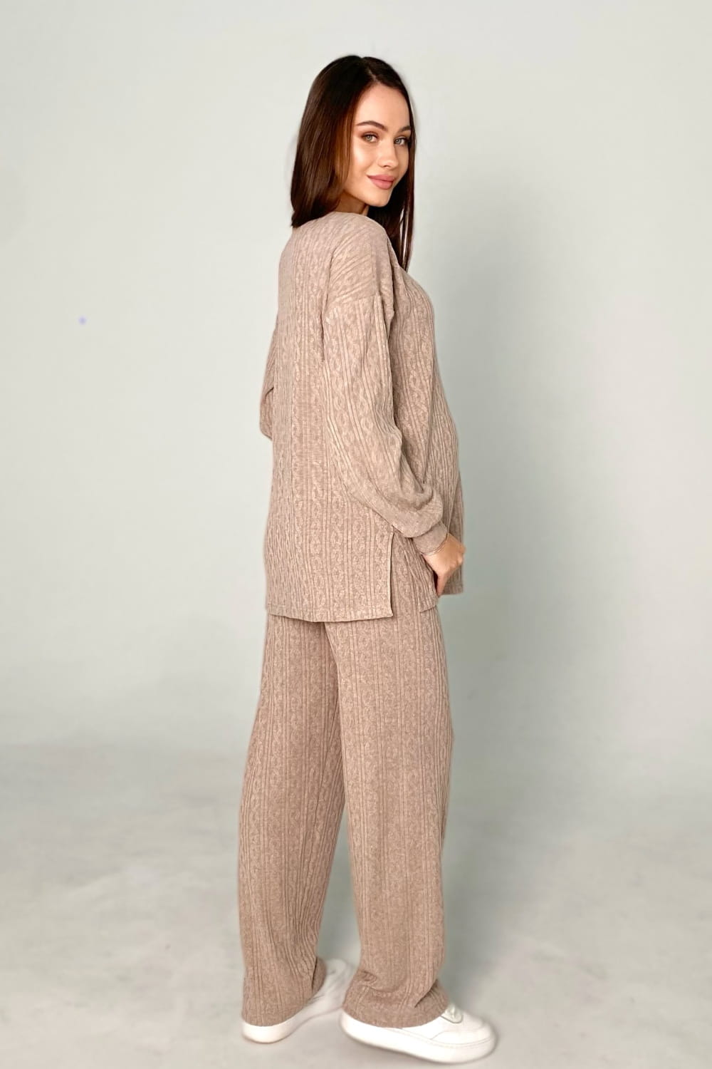 mamma lounge sett i beige for graviditet og amming